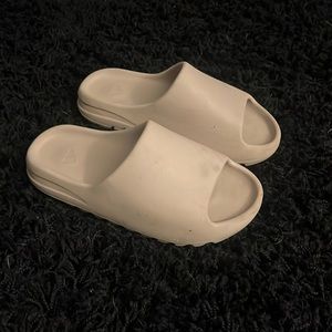 Yeezy slides with original box
